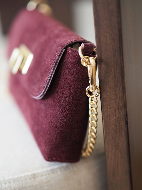 Clutch semsket skinn bordeaux