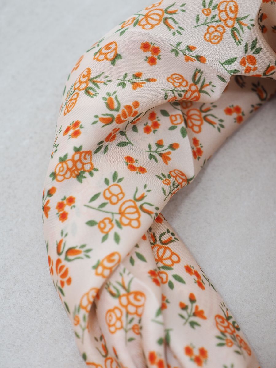 Satengskjerf oransje blomster