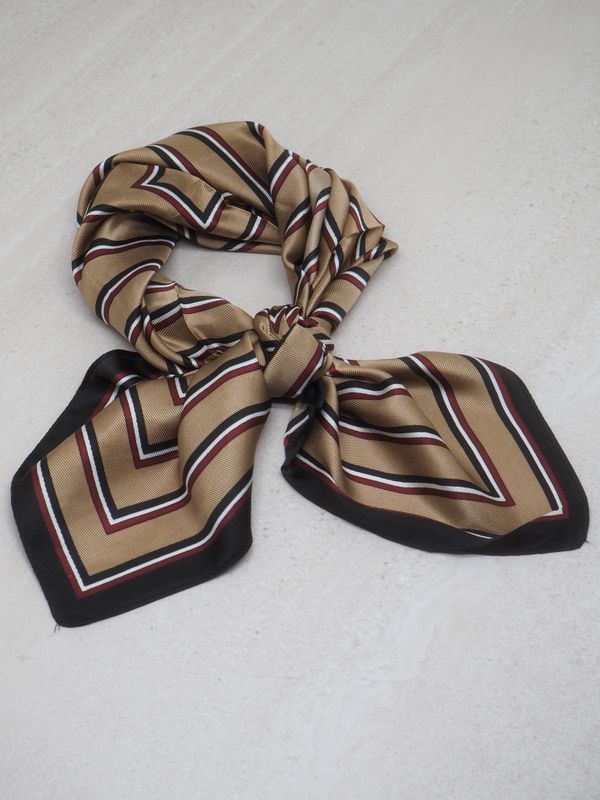Satengskjerf striper beige og svarte 