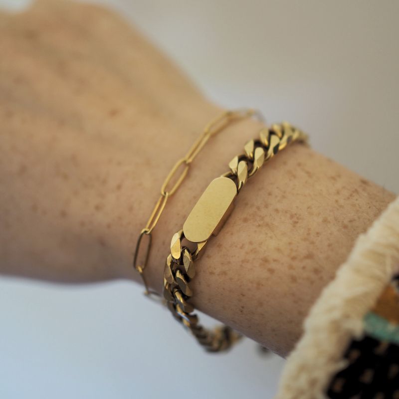 Armbånd med bred gullenke med flat detalj