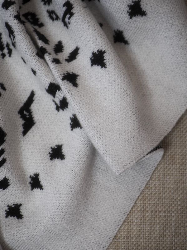 Sjal off-white og svart