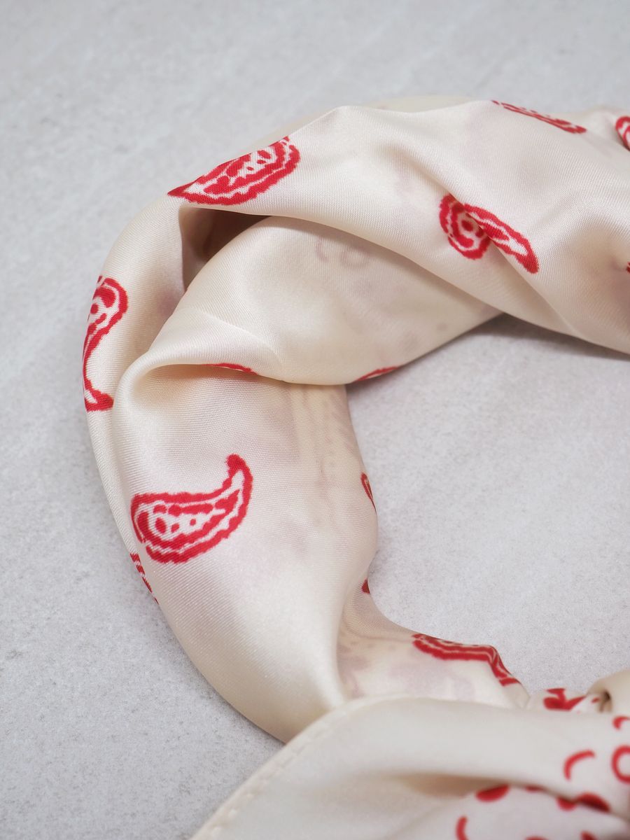 Satengskjerf off-white og rød