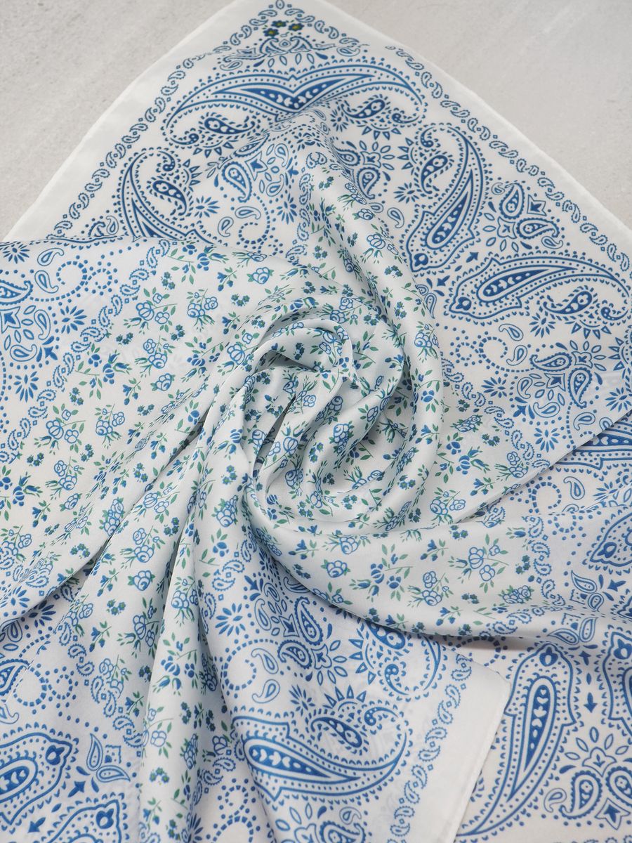 Satengskjerf blå blomster