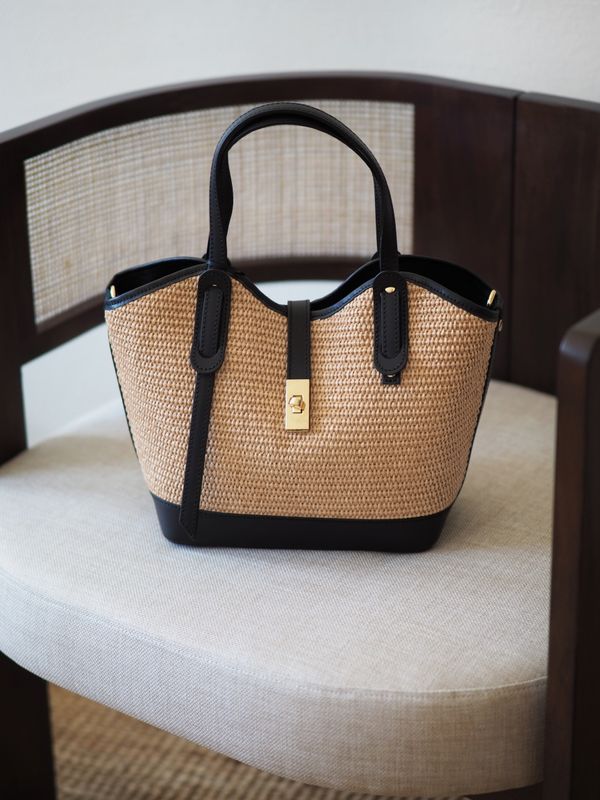 Klassisk raffia veske med svarte skinndetaljer