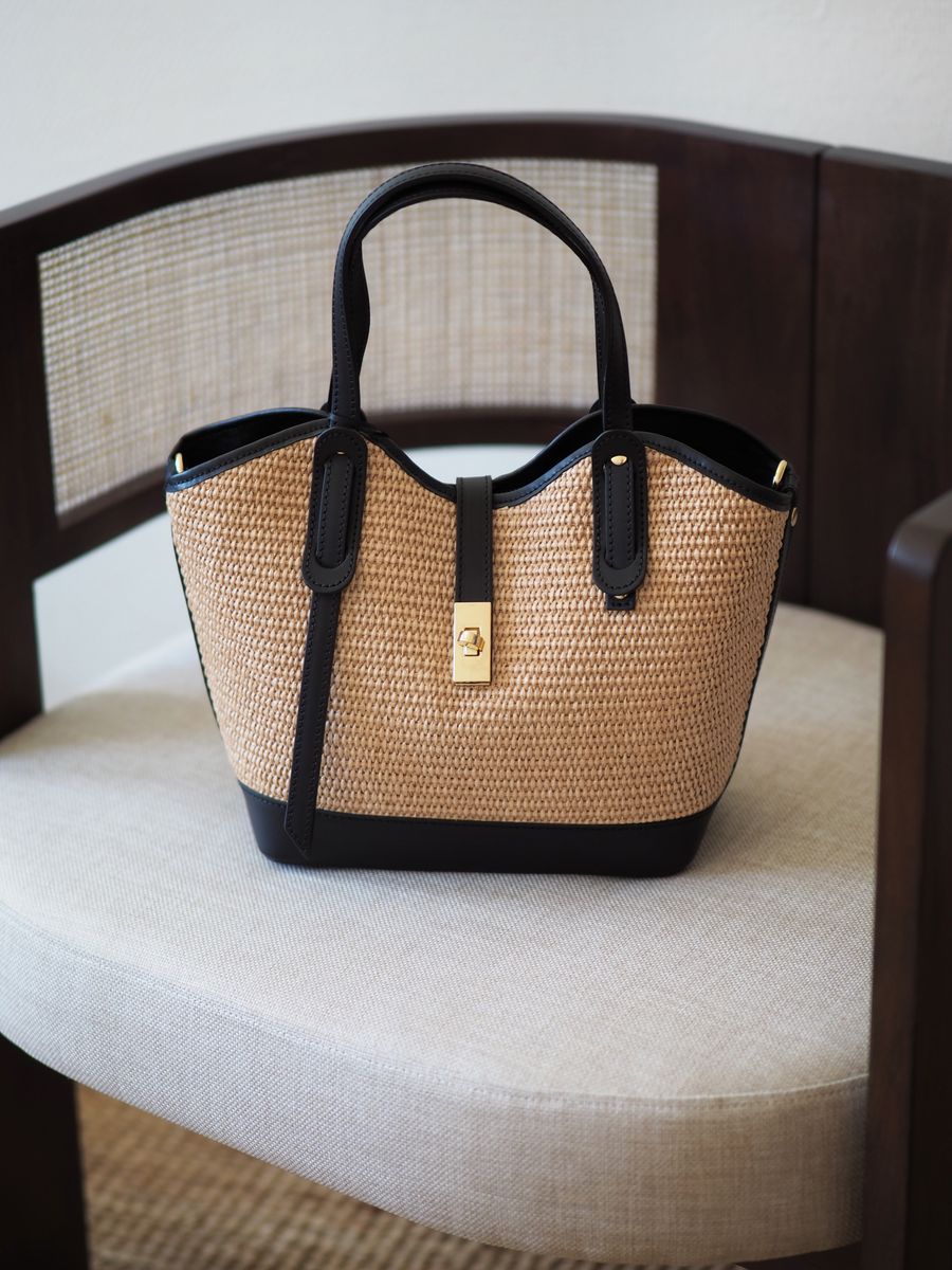Klassisk raffia veske med svarte skinndetaljer
