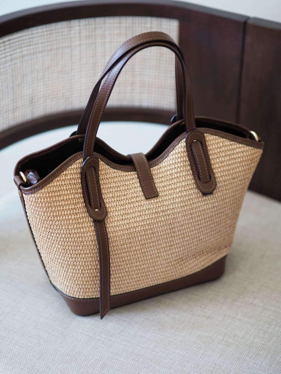 Klassisk raffia veske med mørkebrune skinndetaljer