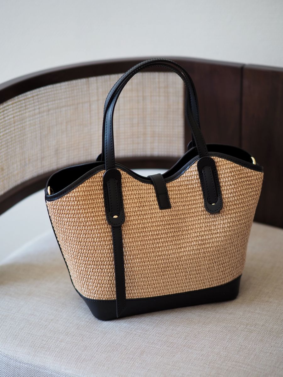 Klassisk raffia veske med svarte skinndetaljer