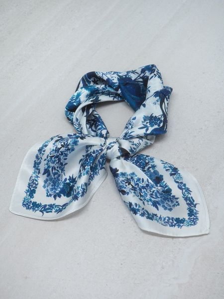 Hovedbilde 7DAYS silkeskjerf off-white og mørkeblå 