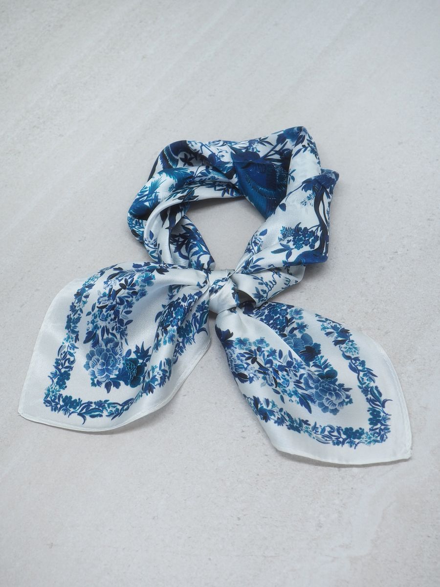 7DAYS silkeskjerf off-white og mørkeblå 