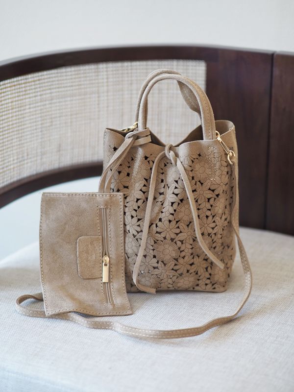Skinnett med utskåret blomstermotiv beige