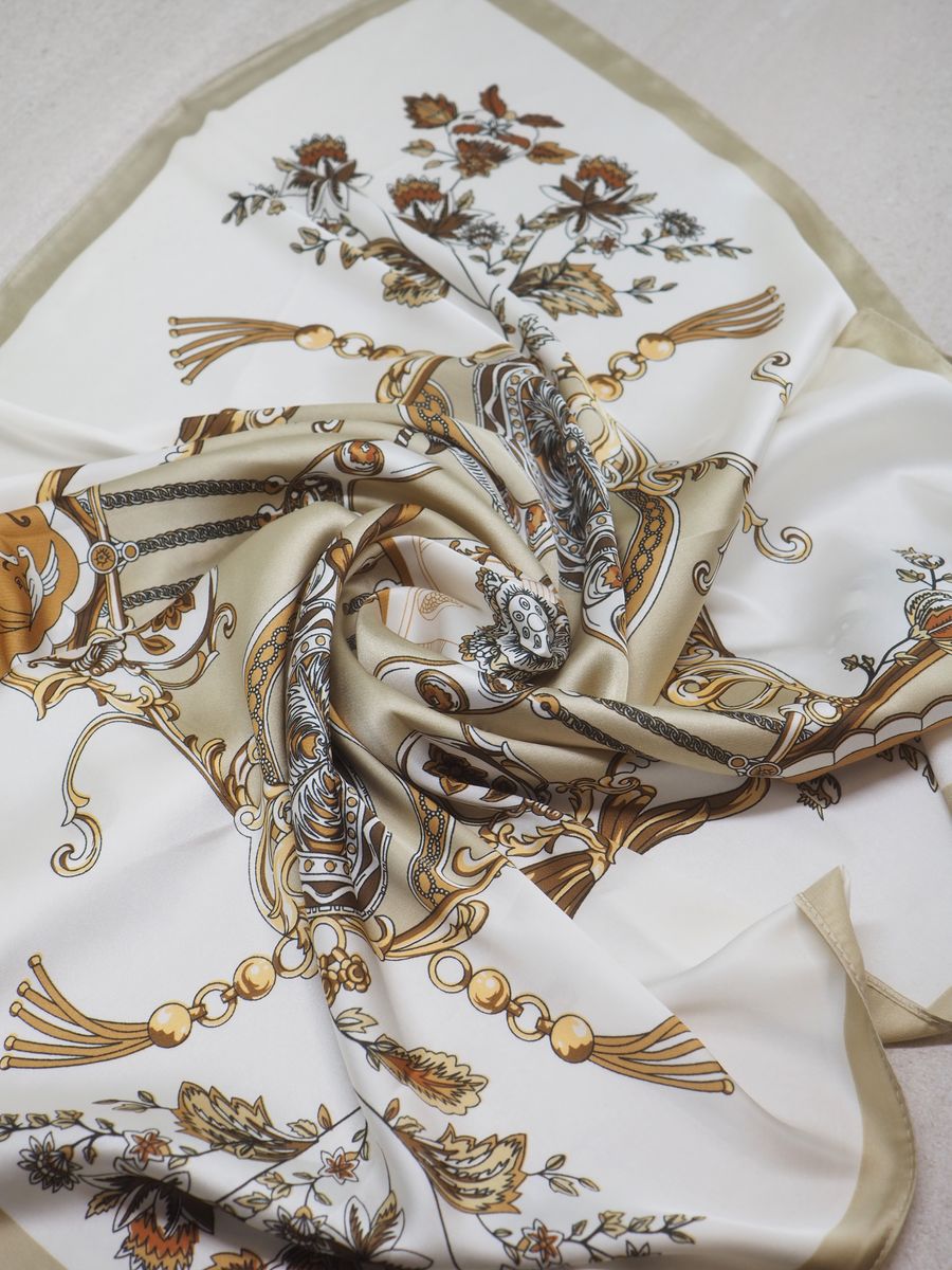 Satengskjerf off-white og beige