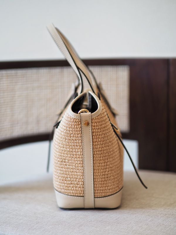 Klassisk raffiaveske med beige skinndetaljer