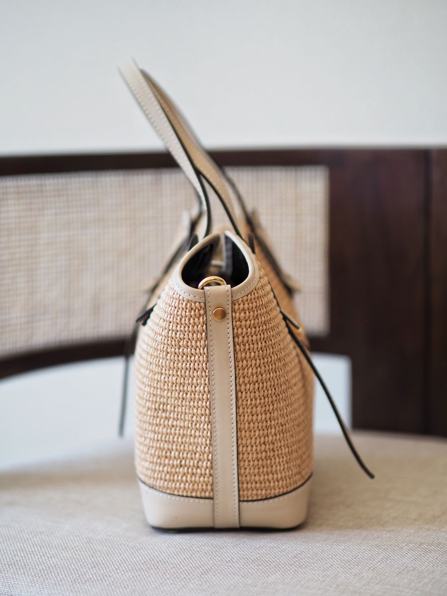 Klassisk raffiaveske med beige skinndetaljer