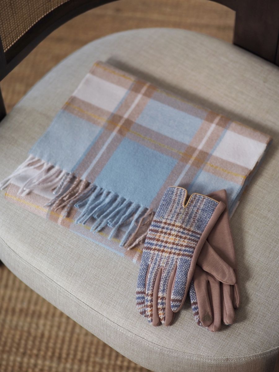 Check skjerf med frynser beige og lyseblå