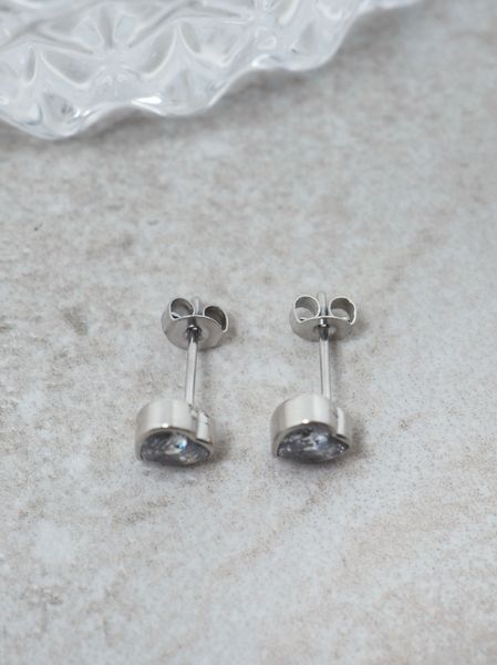 Hovedbilde 7DAYS studs hjerte i stål sølvfarget