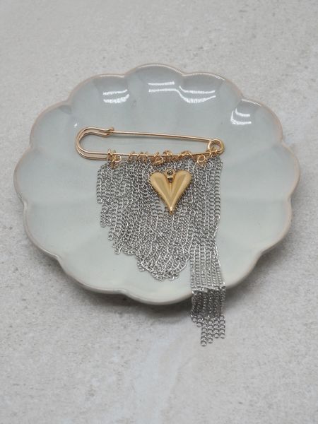 Hovedbilde 7DAYS brosje med sølvkjeder og gullhjerte