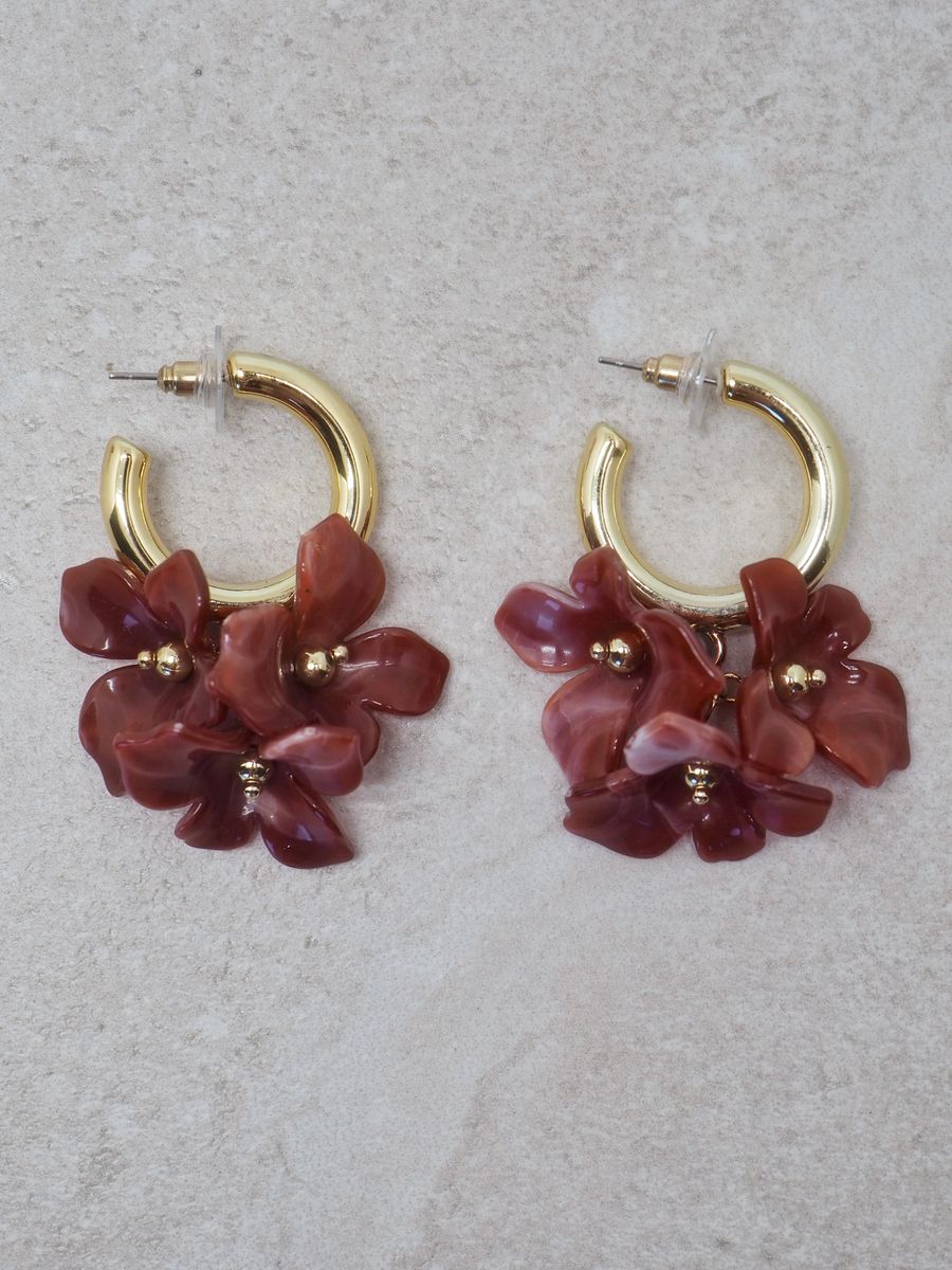 Øredobber med bordeaux fargede blomstercharms
