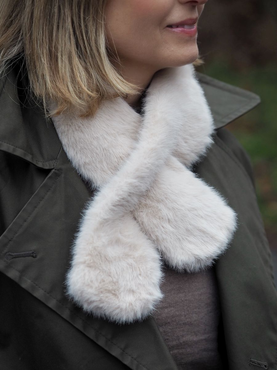 Fuskepels skjerf beige