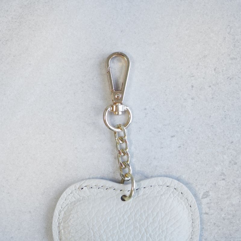 Veskepynt og nøkkelring hjerte i skinn beige