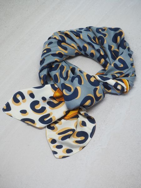 Hovedbilde Stort skjerf i silkeblanding dyremønster blåtoner