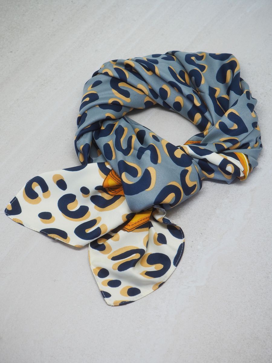 Stort skjerf i silkeblanding dyremønster blåtoner