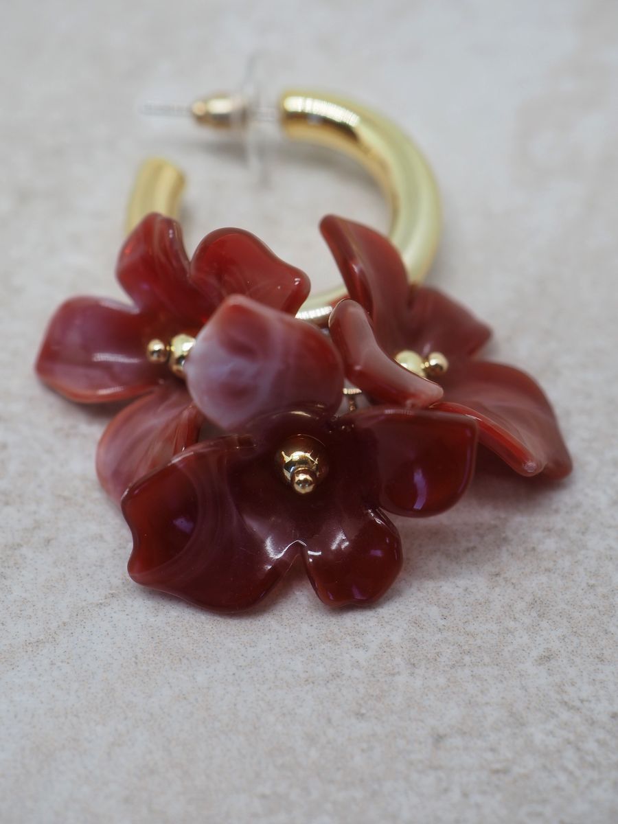 Øredobber med bordeaux fargede blomstercharms