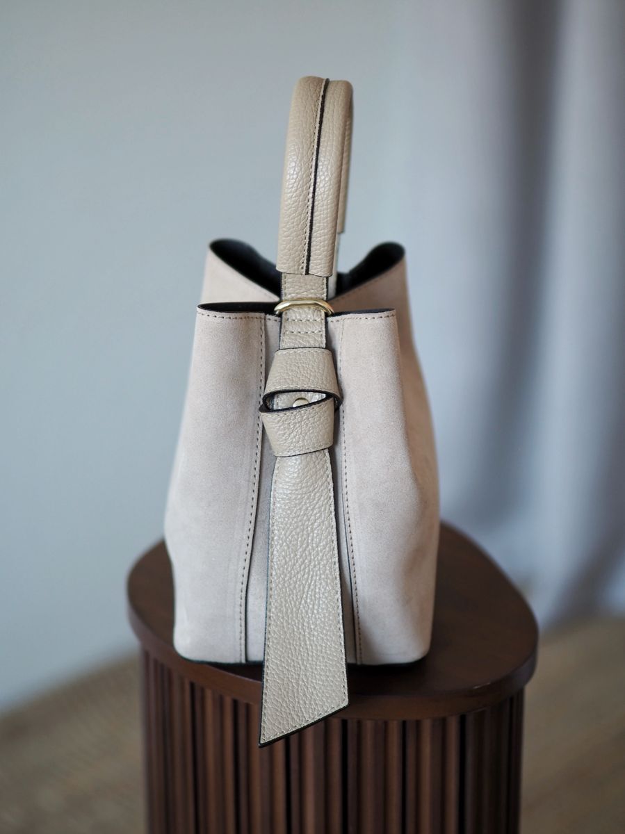 Bøtteveske semsket skinn lys beige