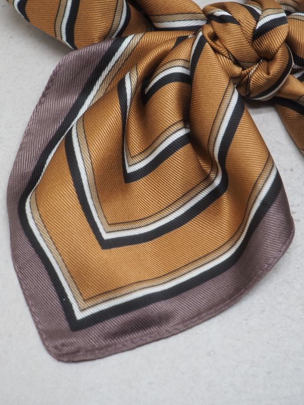 Satengskjerf striper cognac og muldvarp