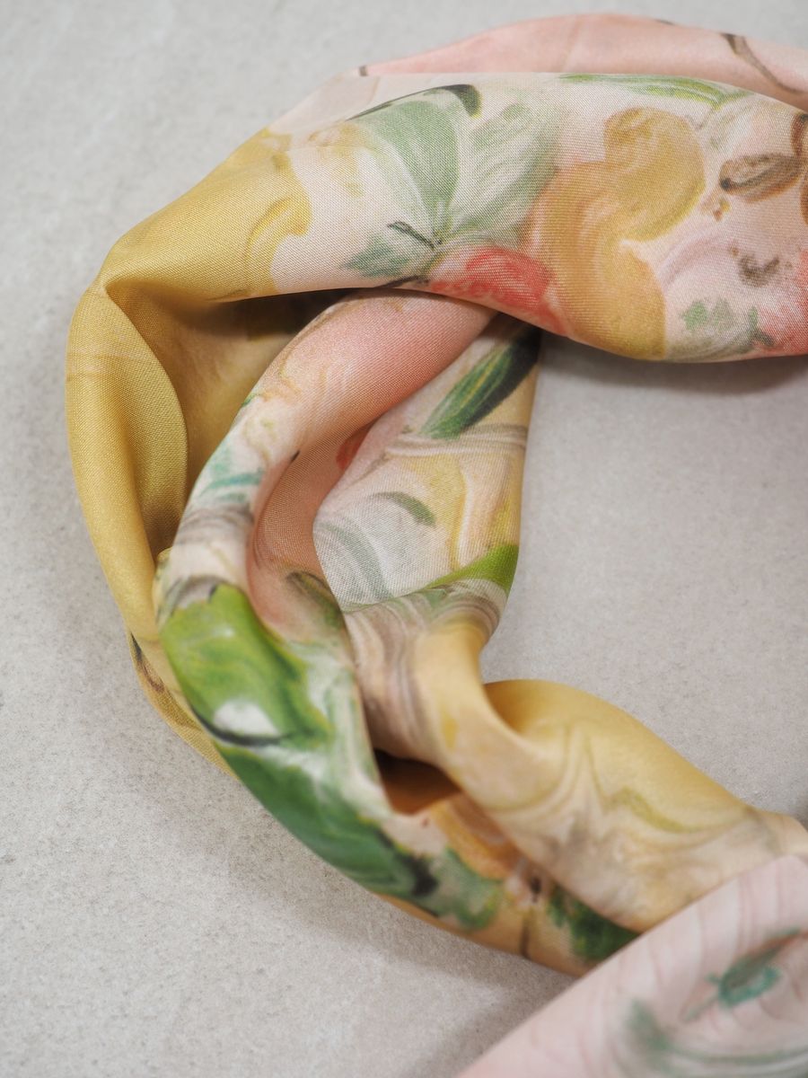 Satengskjerf paastellblomster