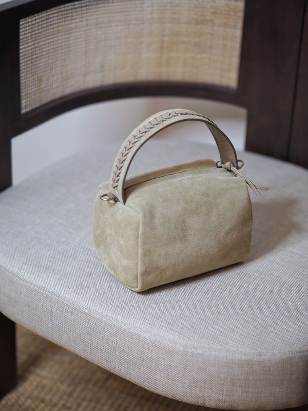 Liten semsket håndveske med flettet håndtak beige