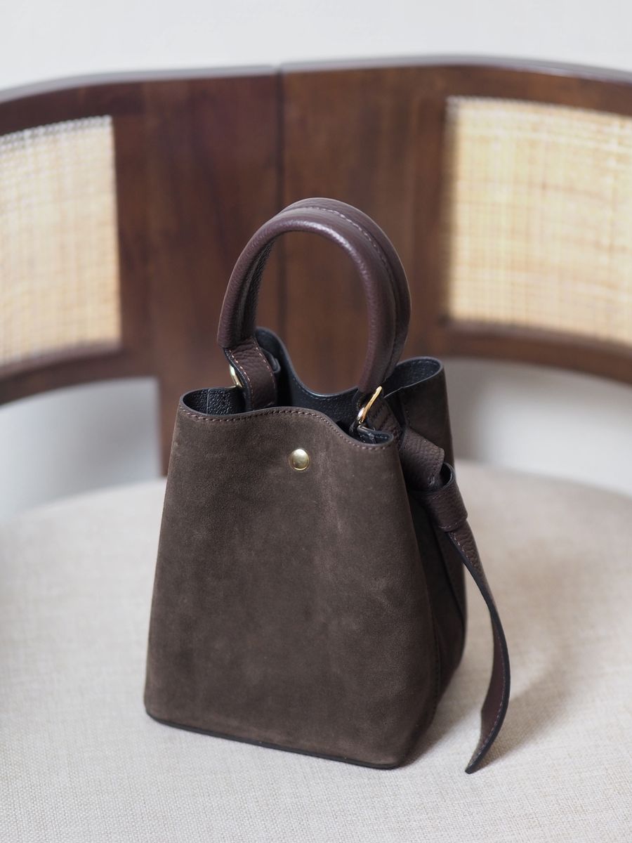 Bøtteveske semsket skinn mørkebrun