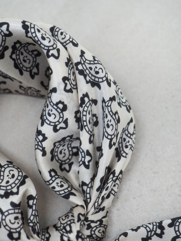 7DAYS silkeskjerf mini off-white og svart paisley