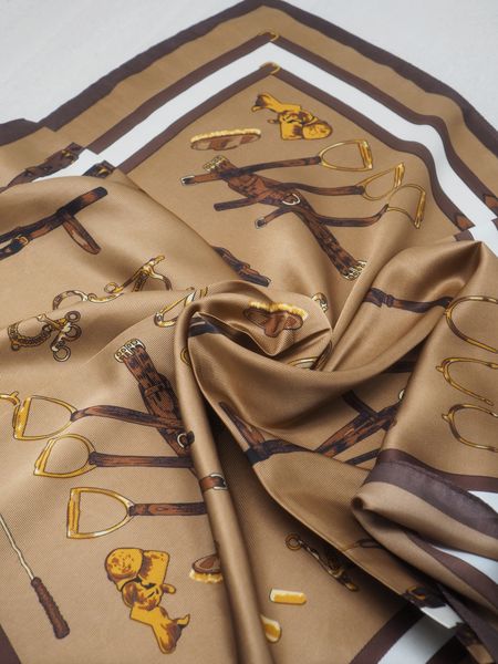 Hovedbilde Satengskjerf brunt hestemotiv