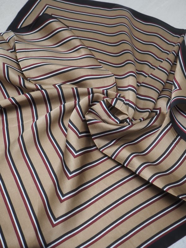 Satengskjerf striper beige og svarte 