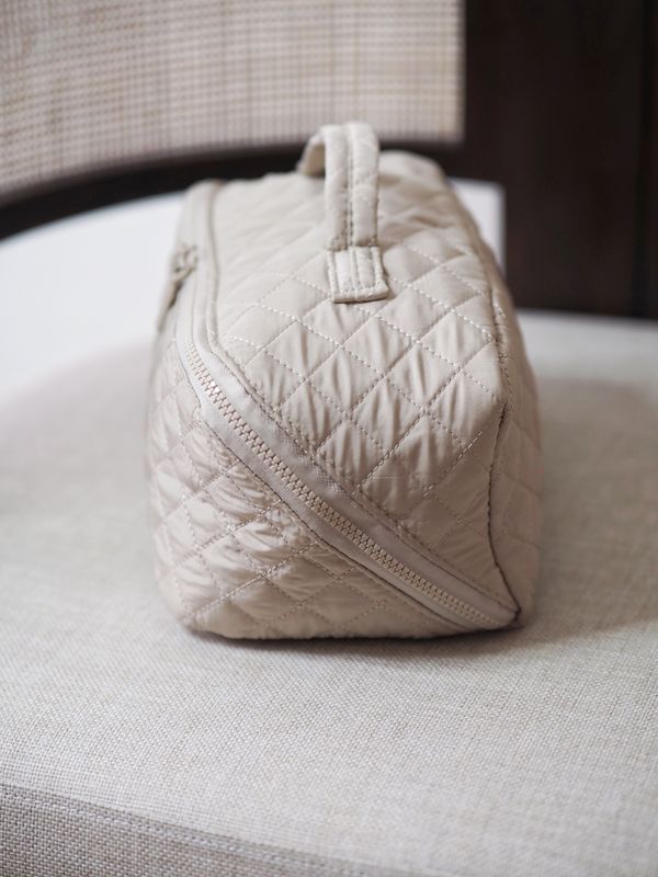 Vattert toalettmappe beige