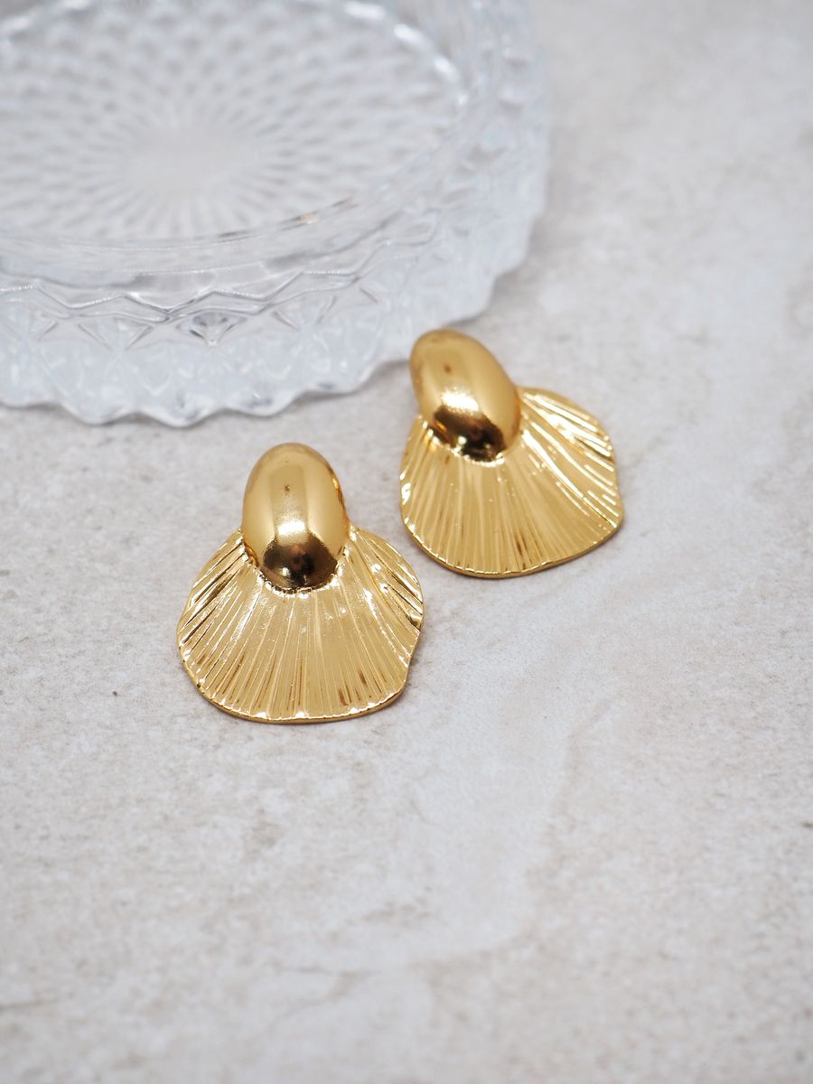 Strukturerte øredobber i skjellform gullfarget 