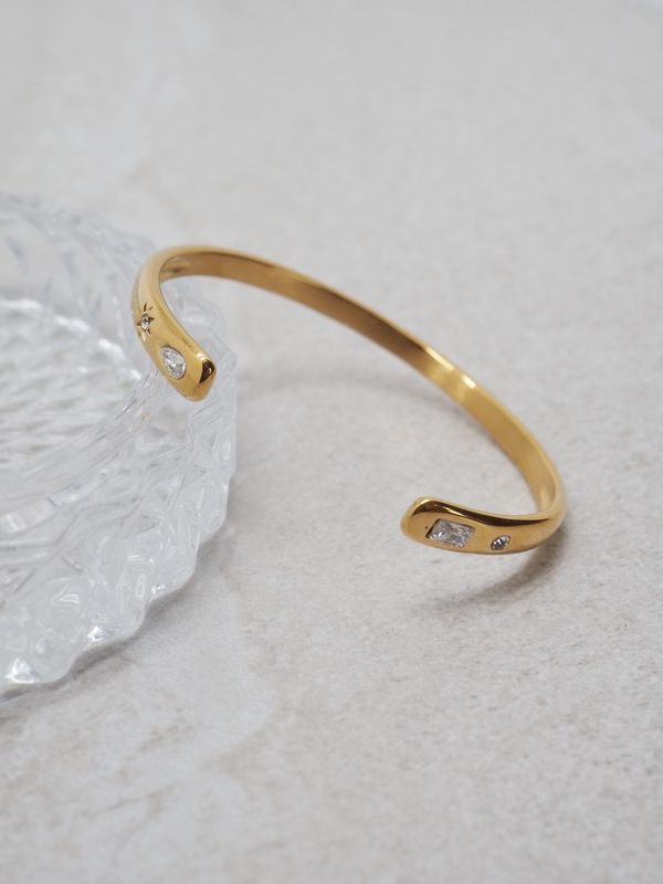 Armring med Zirkonsymboler i stål