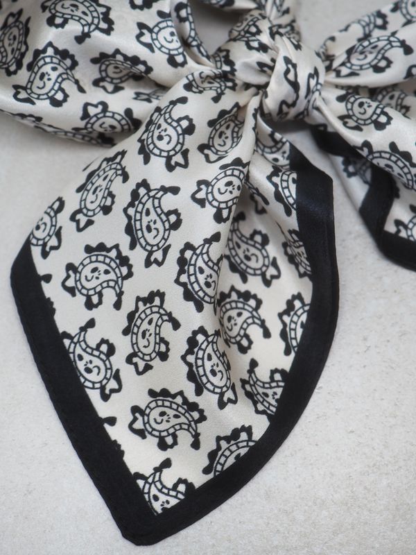 7DAYS silkeskjerf mini off-white og svart paisley