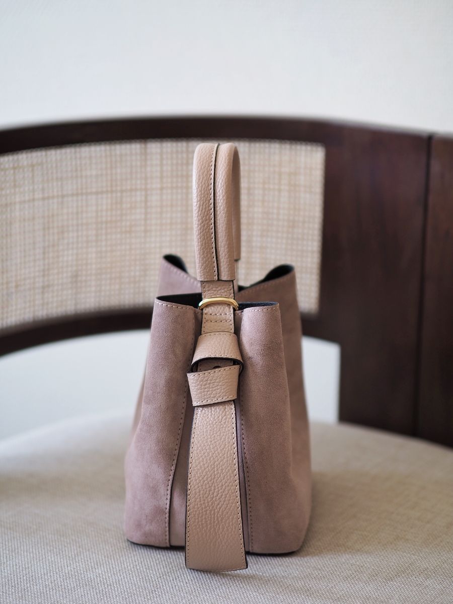 Bøtteveske semsket skinn nude