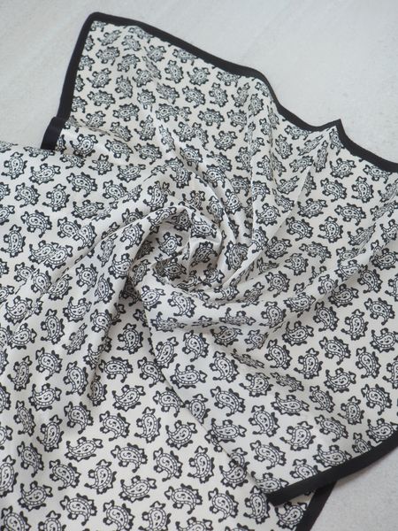 Hovedbilde 7DAYS silkeskjerf mini off-white og svart paisley