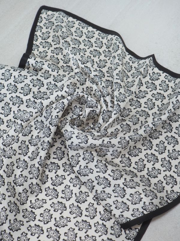 7DAYS silkeskjerf mini off-white og svart paisley